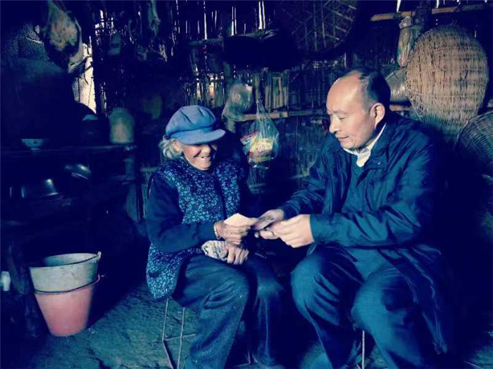 张世云代表为困难群众送帮扶资金.JPG
